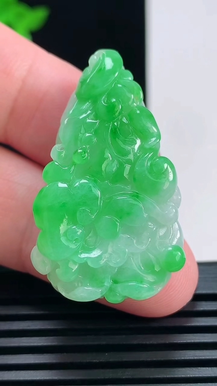 天然A货翡翠白菜吊坠，尺寸37.5-22-11.5 重量:15.21g
6月30日