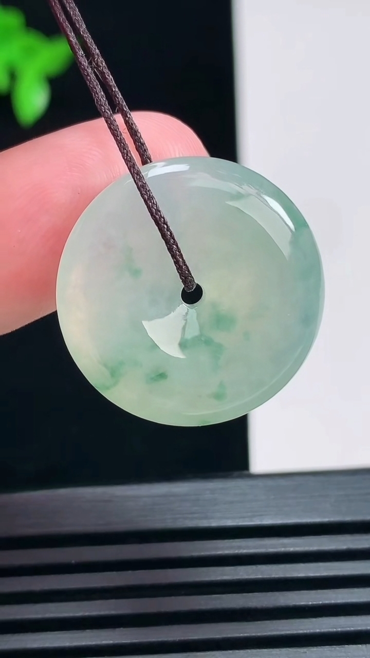 天然A货翡翠冰种飘花平安扣吊坠，尺寸23-5 重量:5.54g
6月30日