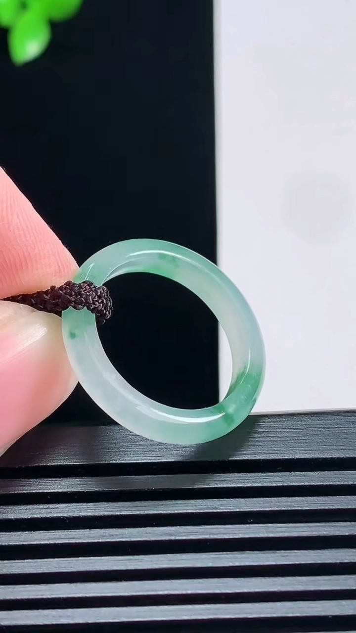 天然A货翡翠冰种飘花玉指环 戒指，尺寸18-3.6-2.8 重量:2.00g2026年6月30日
工厂直销收藏佳品,种好水足，色泽均匀，有种有色，上手高大气！