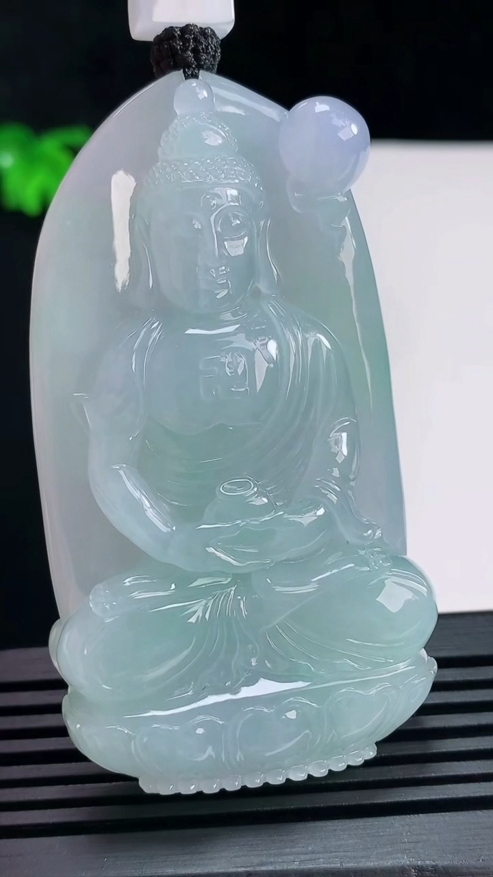 天然A货翡翠大日如来佛吊坠，尺寸68-39-12 重量:70.29g
6月30日