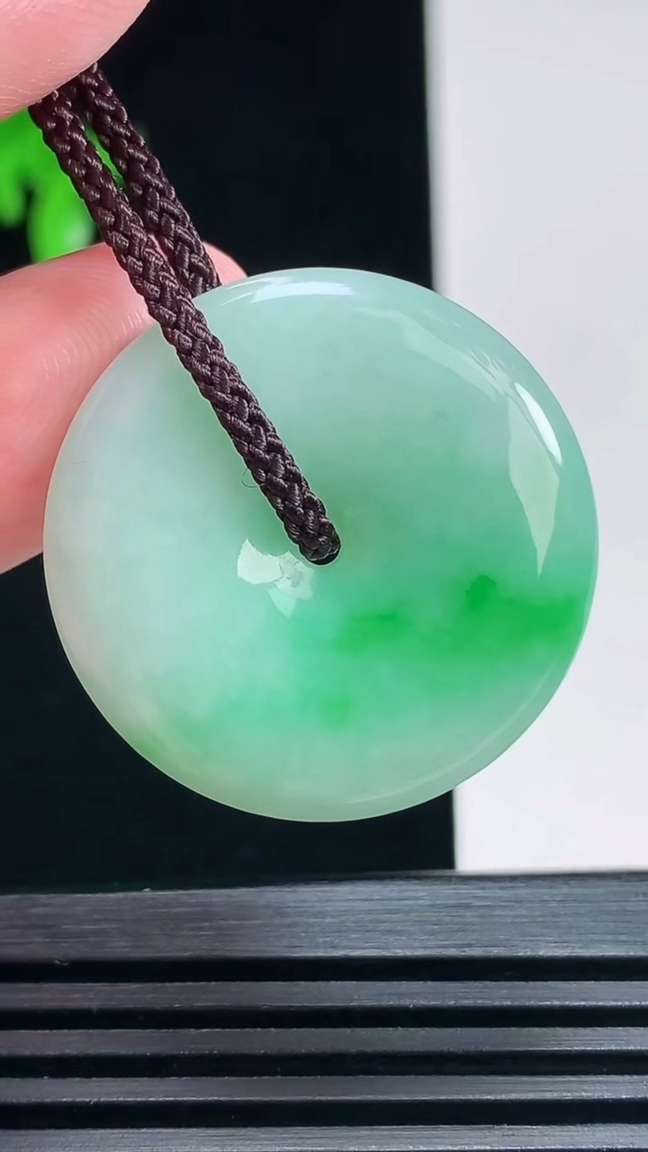 天然A货翡翠平安扣吊坠，尺寸28.5-5.2 重量:9.31g
6月30日