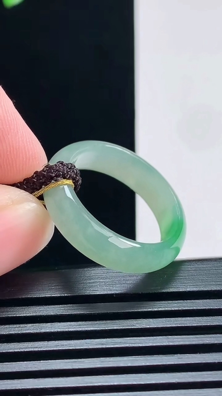 天然A货翡翠玉指环 戒指，尺寸19-5.6-2.8 重量:3.43g2026年6月30日
工厂直销收藏佳品,种好水足，色泽均匀，有种有色，上手高大气！