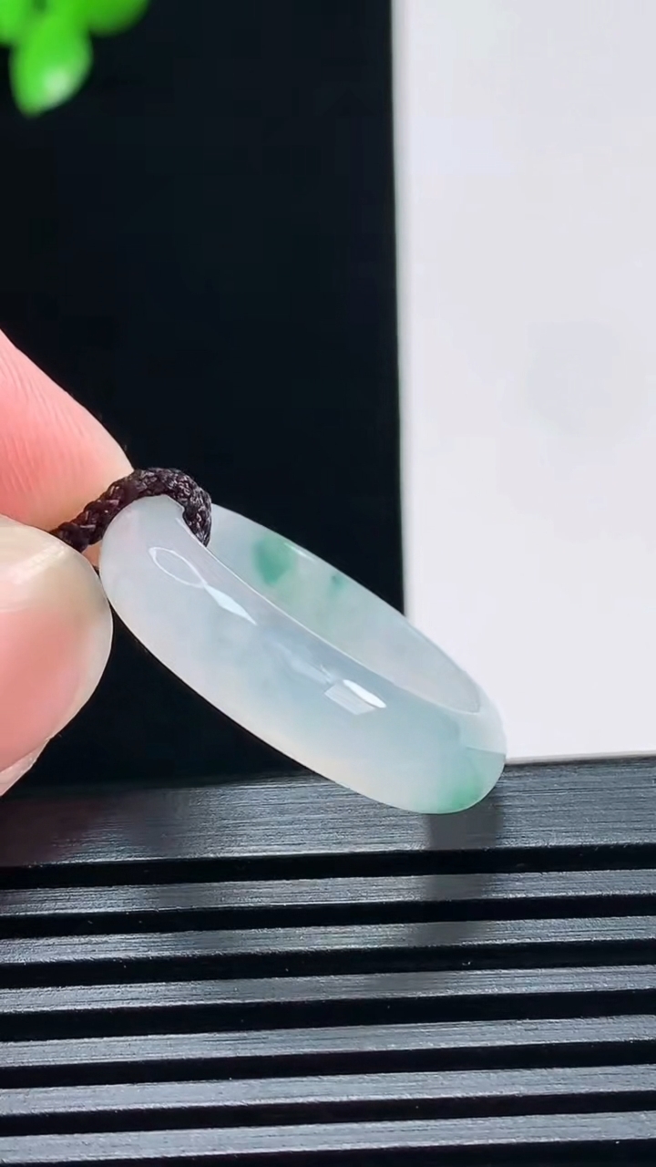 天然A货翡翠冰种飘花玉指环 戒指 尺寸19.5-5.6-3 重量:3.43g2026年6月30日
工厂直销收藏佳品,种好水足，色泽均匀，有种有色，上手高大气！