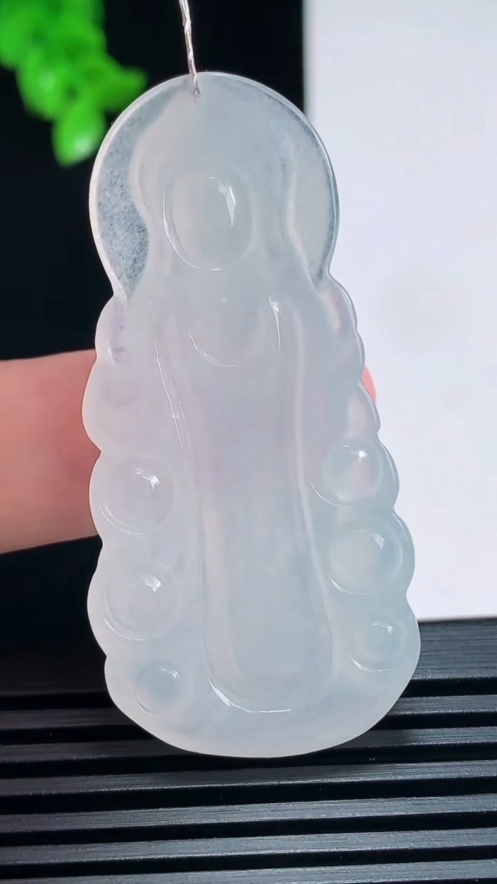 天然A货翡翠观音菩萨吊坠，尺寸52-25-5 重量:12.61g
6月30日