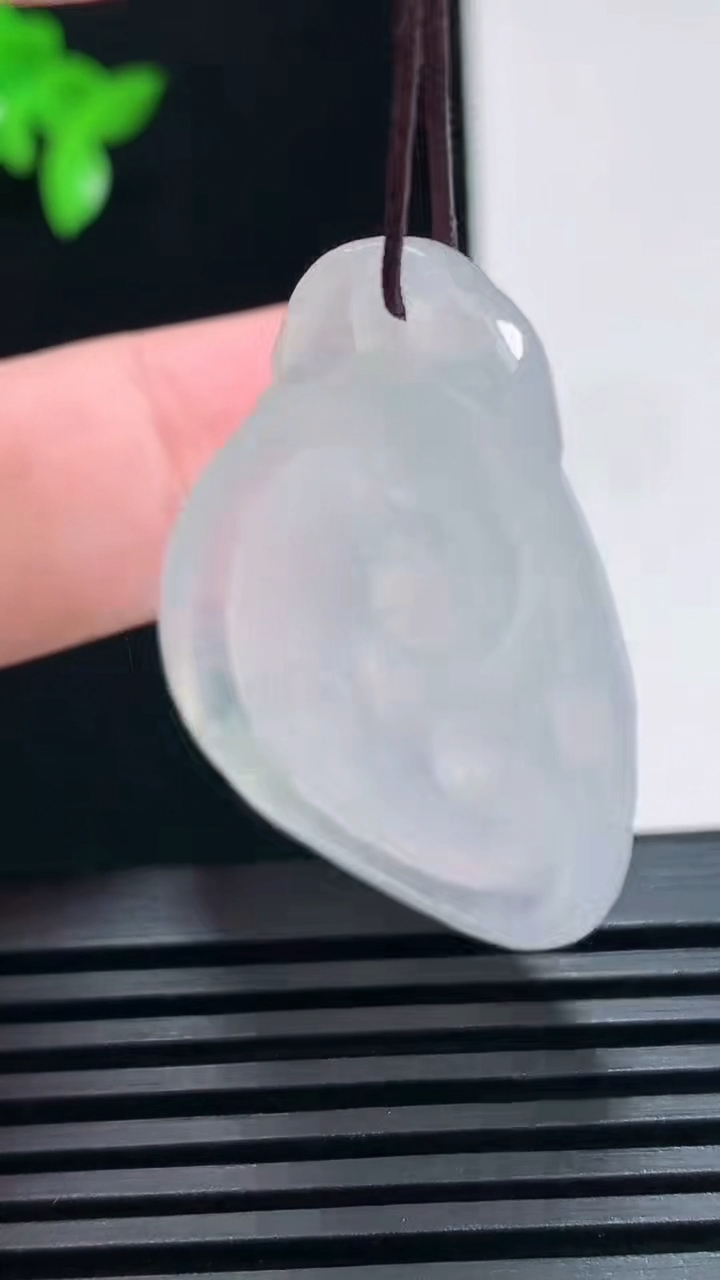 天然A货翡翠如意吊坠，尺寸42-28-5 重量:10.68g
6月30日