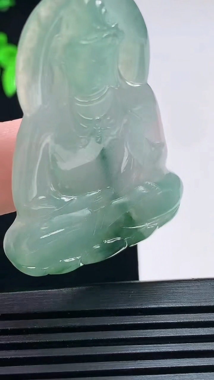 天然A货翡翠飘花素衣观音吊坠，尺寸53-36-4.2 重量:14.95g
6月30日