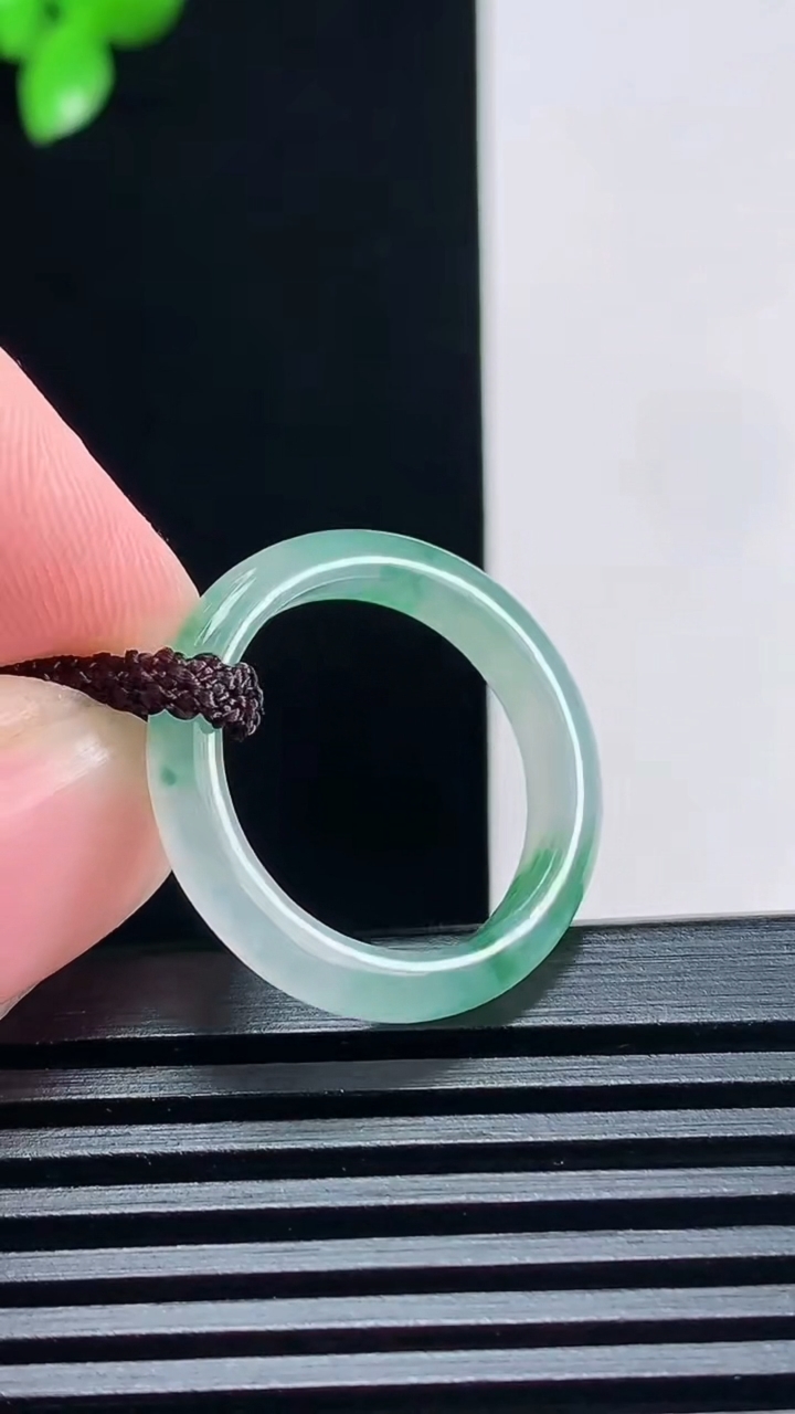 天然A货翡翠冰种飘花玉指环 戒指，尺寸18-3.6-2.8 重量:2.00g2026年6月30日
工厂直销收藏佳品,种好水足，色泽均匀，有种有色，上手高大气！