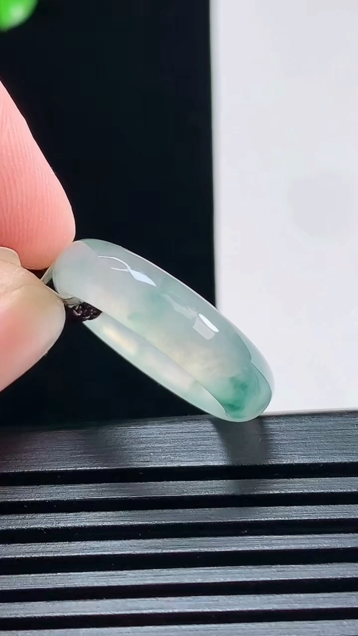 天然A货翡翠冰种飘花玉指环 戒指 尺寸17.2-5.6-3.5 重量:3.87g2026年6月30日
工厂直销收藏佳品,种好水足，色泽均匀，有种有色，上手高大气！