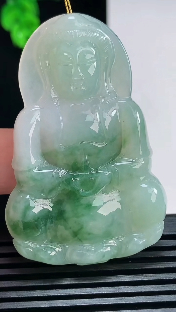 天然A货翡翠飘花正装观音吊坠，尺寸57-37-5.5 重量:20.15g
6月30日