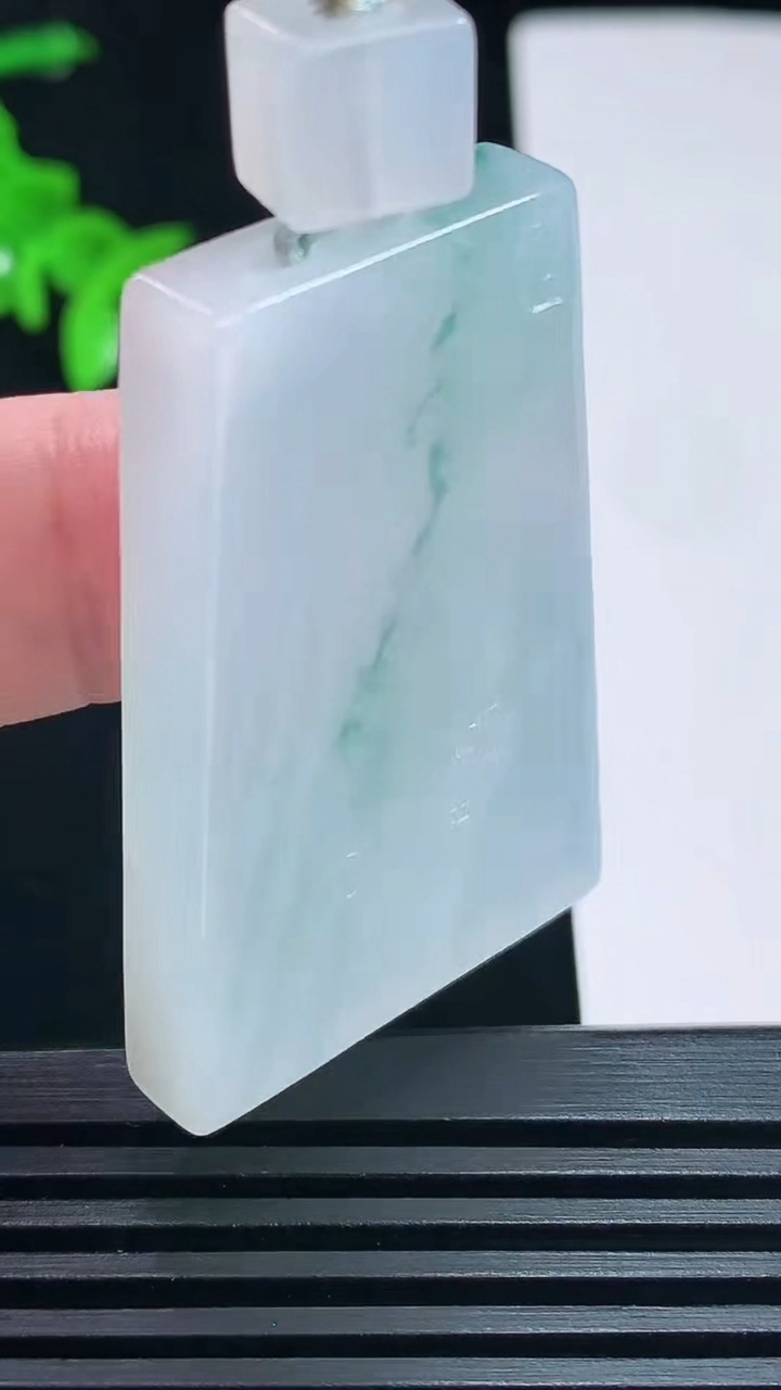 天然A货翡翠冰种飘花仿古无事牌吊坠，尺寸44-29-6.2 重量:24.60g
6月30日