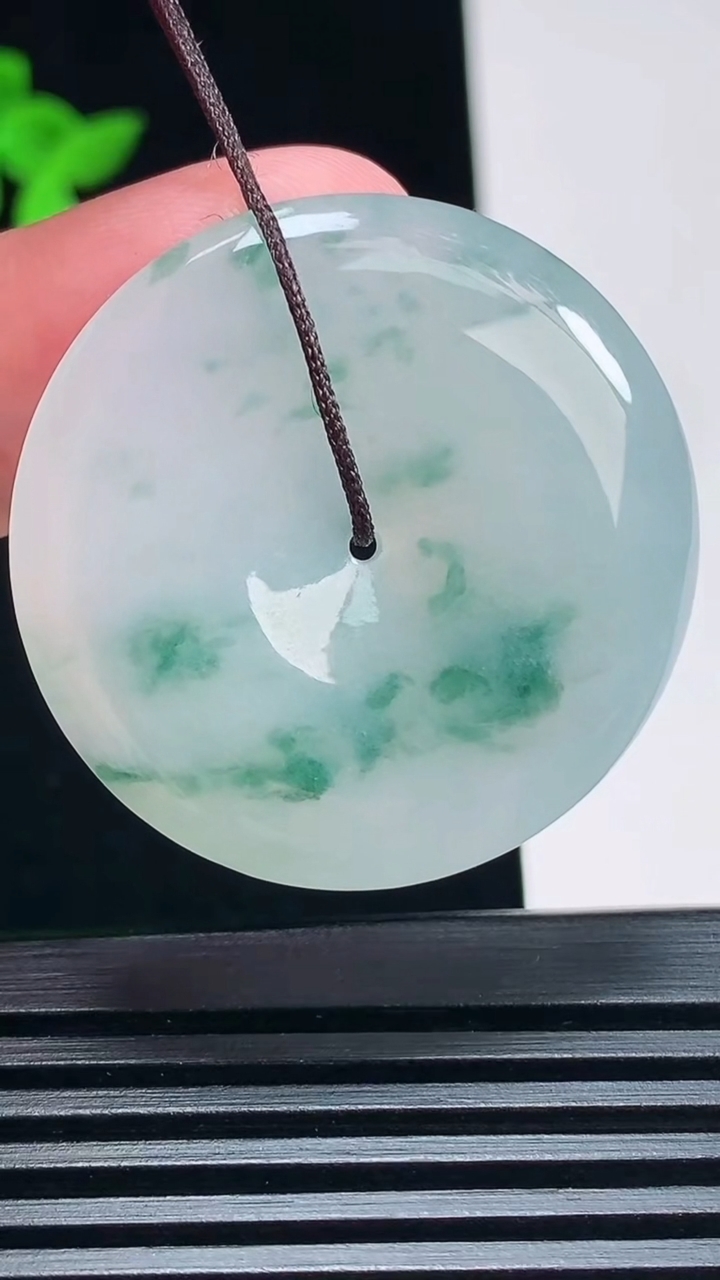 天然A货翡翠冰种飘花平安扣吊坠，尺寸34-5.6 重量:14.29g
6月30日