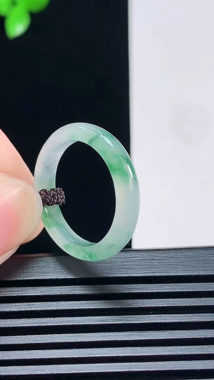 天然A货翡翠冰种飘花玉指环 戒指，尺寸18-3.6-2.8 重量:2.00g2026年6月30日
工厂直销收藏佳品,种好水足，色泽均匀，有种有色，上手高大气！