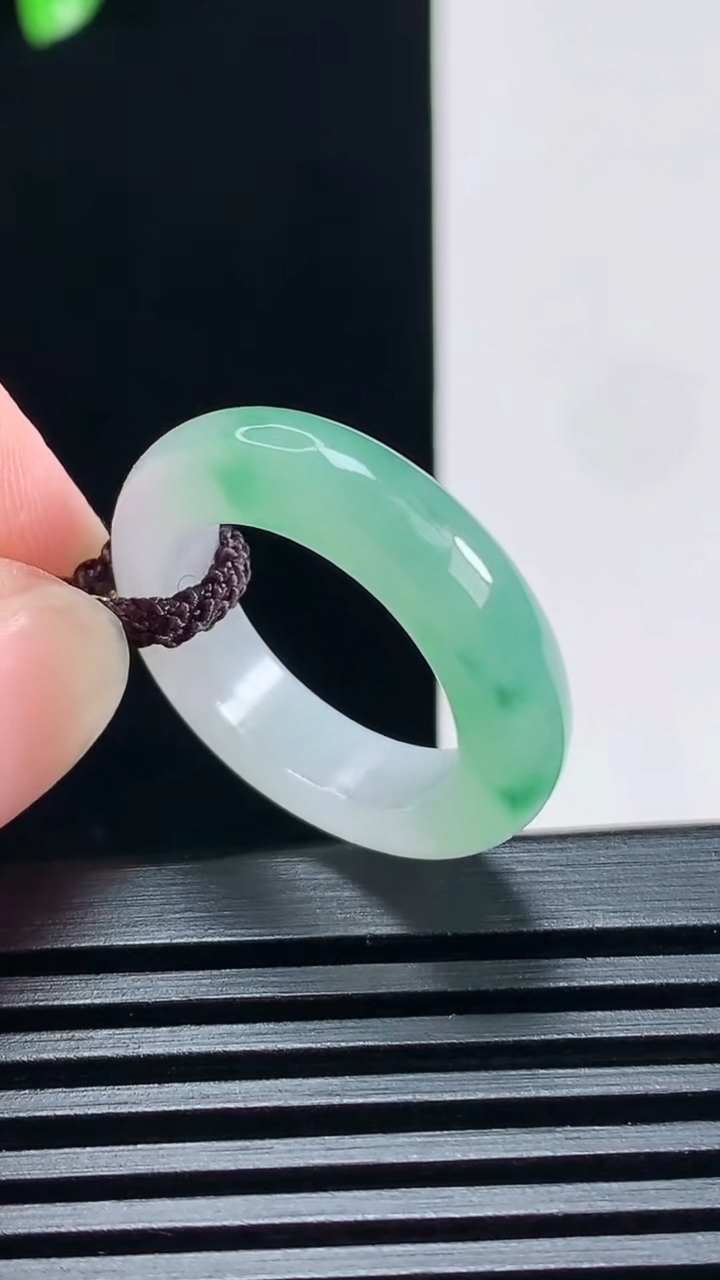 天然A货翡翠玉指环 戒指，尺寸17.3-5.2-4 重量:4.46g2026年6月30日
工厂直销收藏佳品,种好水足，色泽均匀，有种有色，上手高大气！