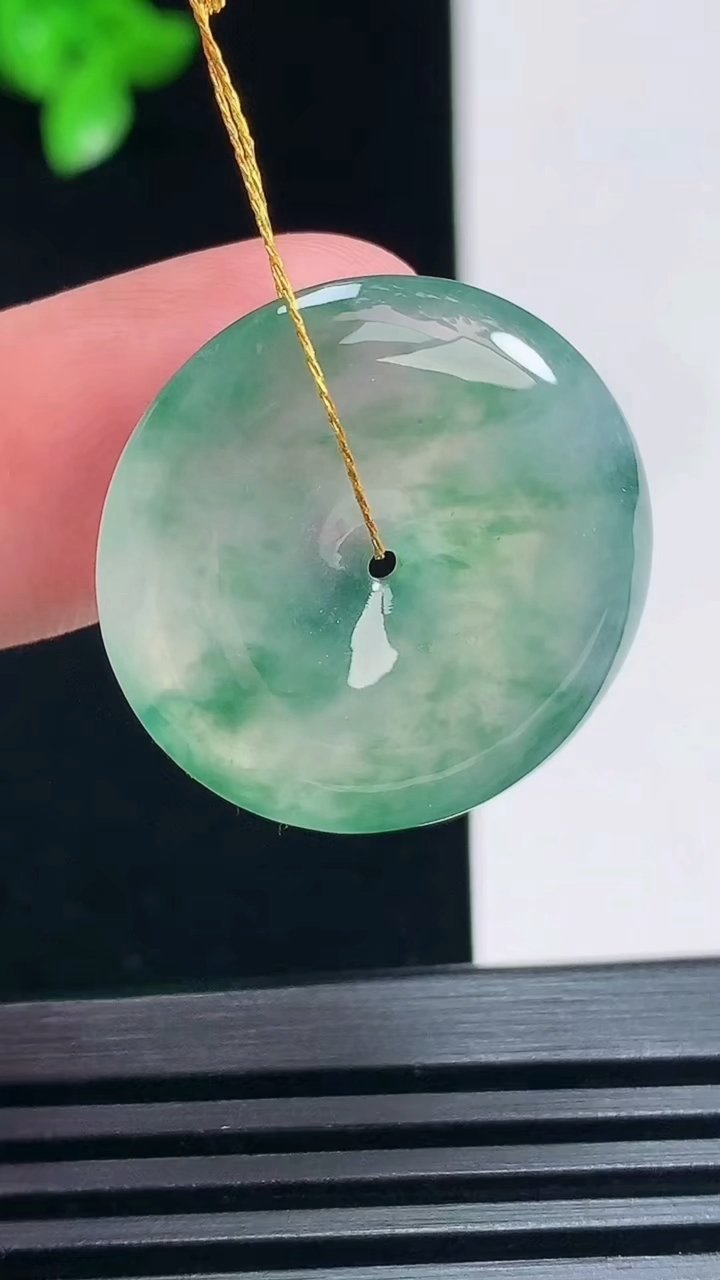 天然A货翡翠冰种飘花平安扣吊坠，尺寸25-5 重量:6.54g
6月30日