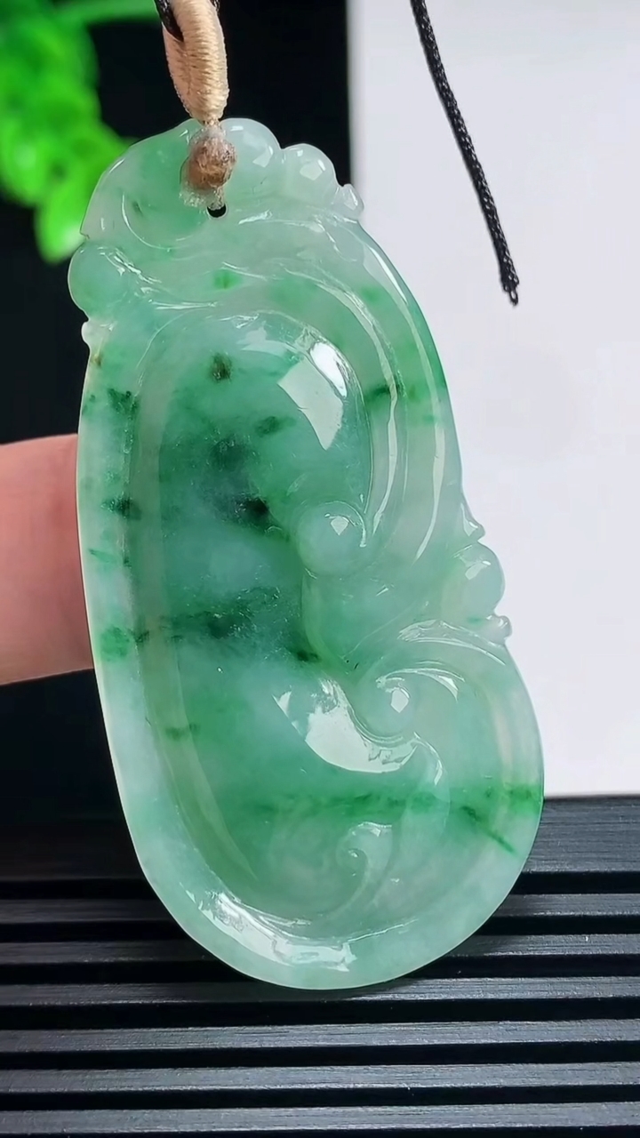 天然A货翡翠如意吊坠，尺寸53.2-26-5 重量:12.24g
6月30日