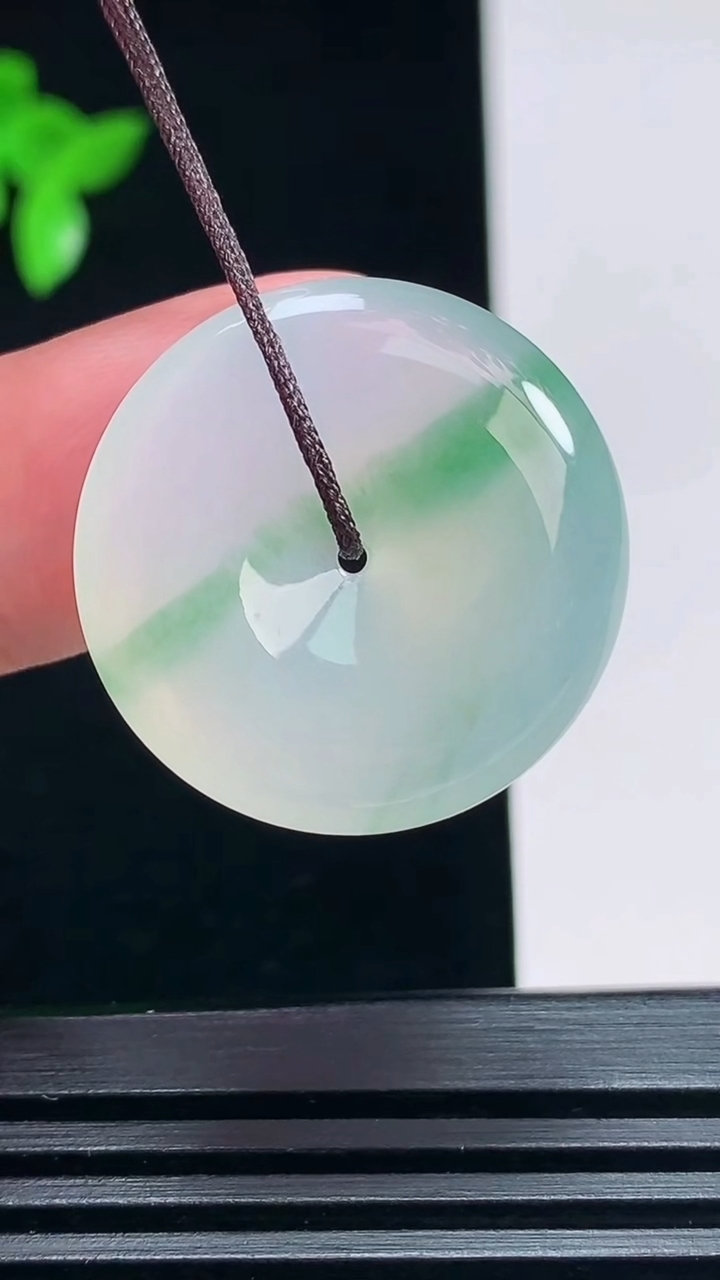 天然A货翡翠平安扣吊坠，尺寸25-5.5 重量:6.81g
6月30日
