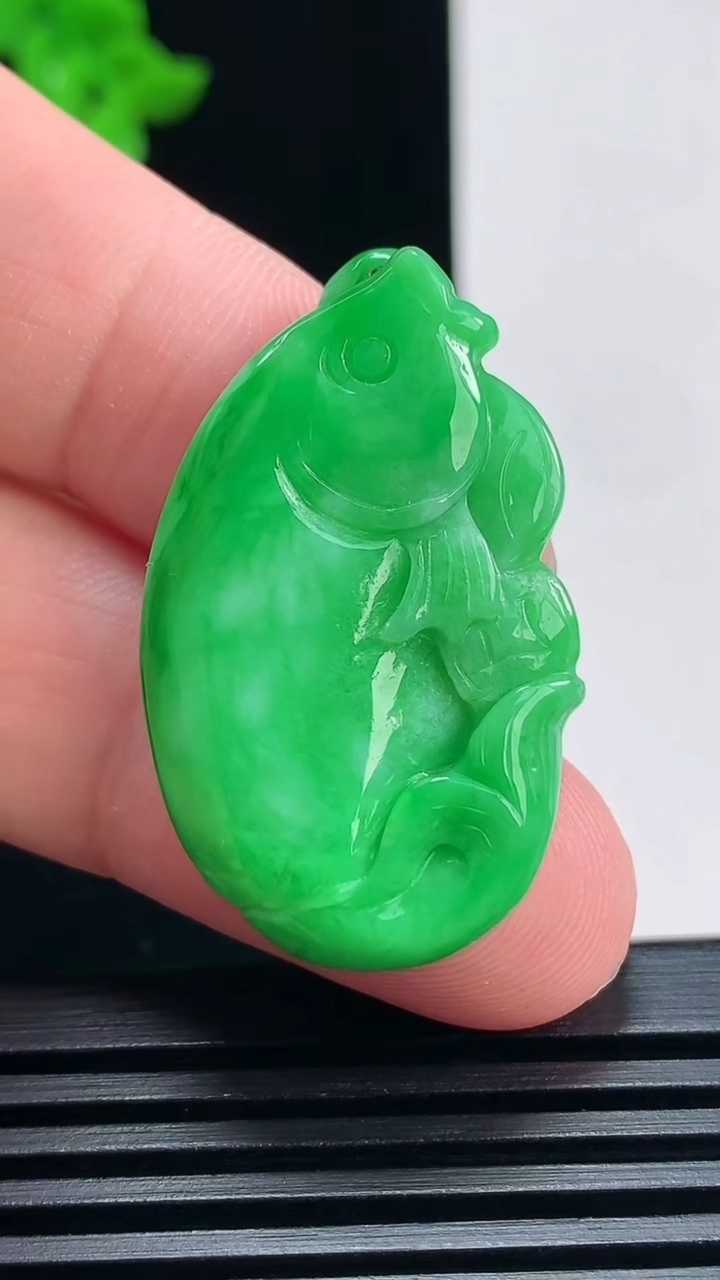 天然A货翡翠年年有余吊坠，尺寸35-21.6-5.8 重量:8.05g
6月30日