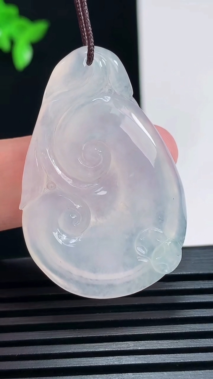 天然A货翡翠如意吊坠，尺寸42-28-5 重量:10.68g
6月30日