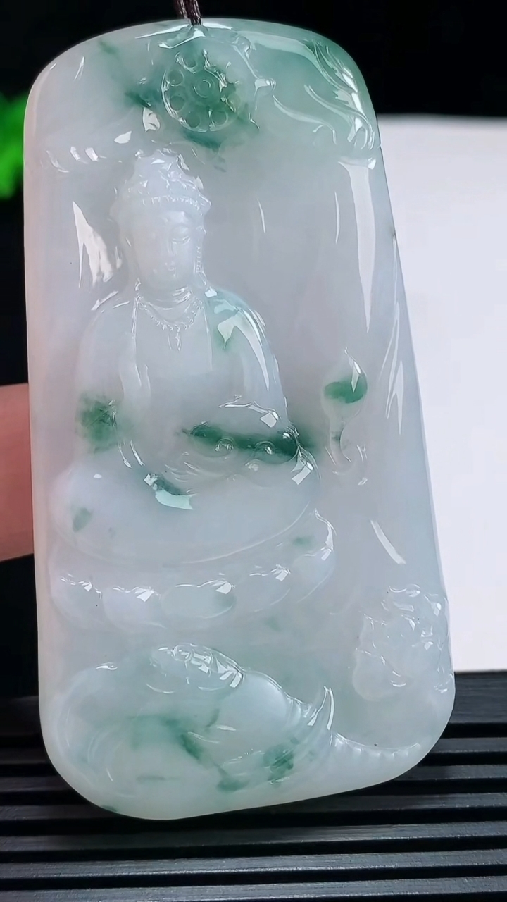天然A货翡翠飘花普贤菩萨吊坠，尺寸69-37.6-6 重量:37.03g
6月30日