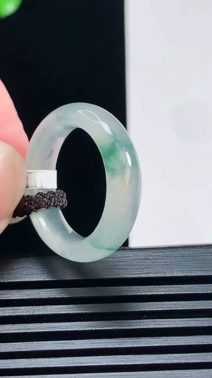 天然A货翡翠冰种飘花玉指环 戒指 尺寸17.2-5.6-3.5 重量:3.87g2026年6月30日
工厂直销收藏佳品,种好水足，色泽均匀，有种有色，上手高大气！