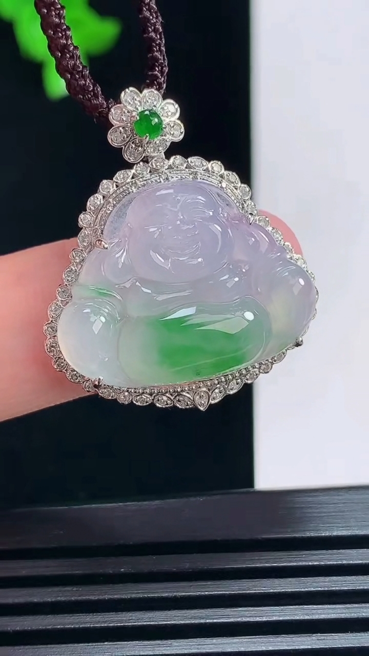 天然A货翡翠佛公吊坠，尺寸30-26.5-8，裸石18-24 重量:4.94g
6月30日