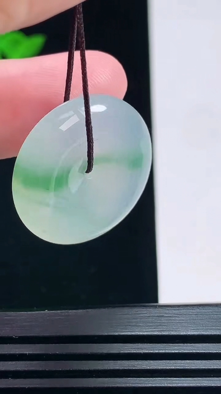 天然A货翡翠平安扣吊坠，尺寸25-5.5 重量:6.81g
6月30日