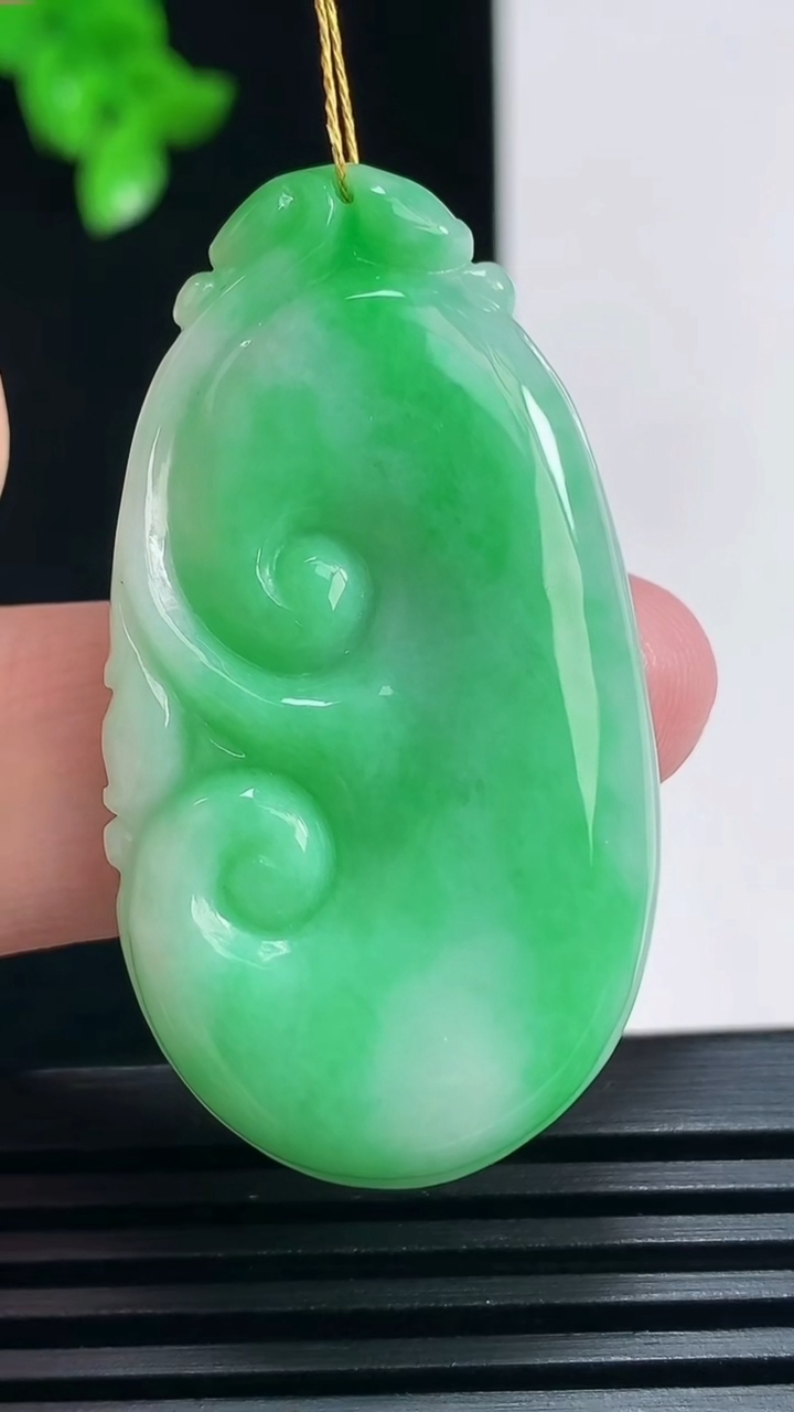 天然A货翡翠如意吊坠，尺寸45-24.5-6 重量:13.82g
6月30日