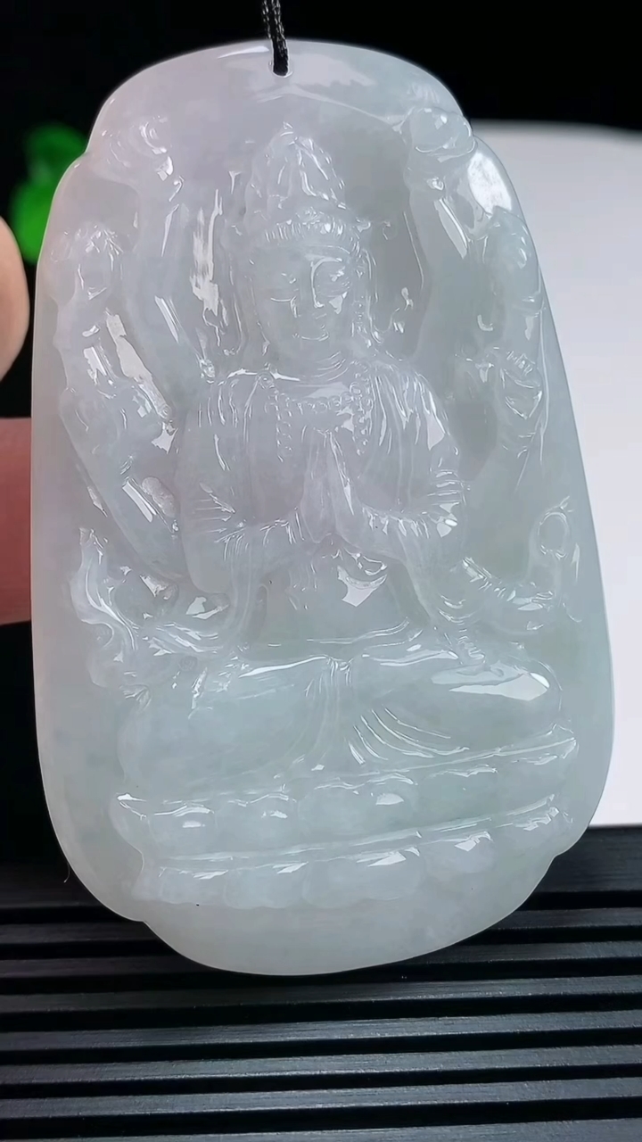 天然A货翡翠飘花千手观音菩萨吊坠，尺寸69-44-5 重量:32.36g
6月30日
