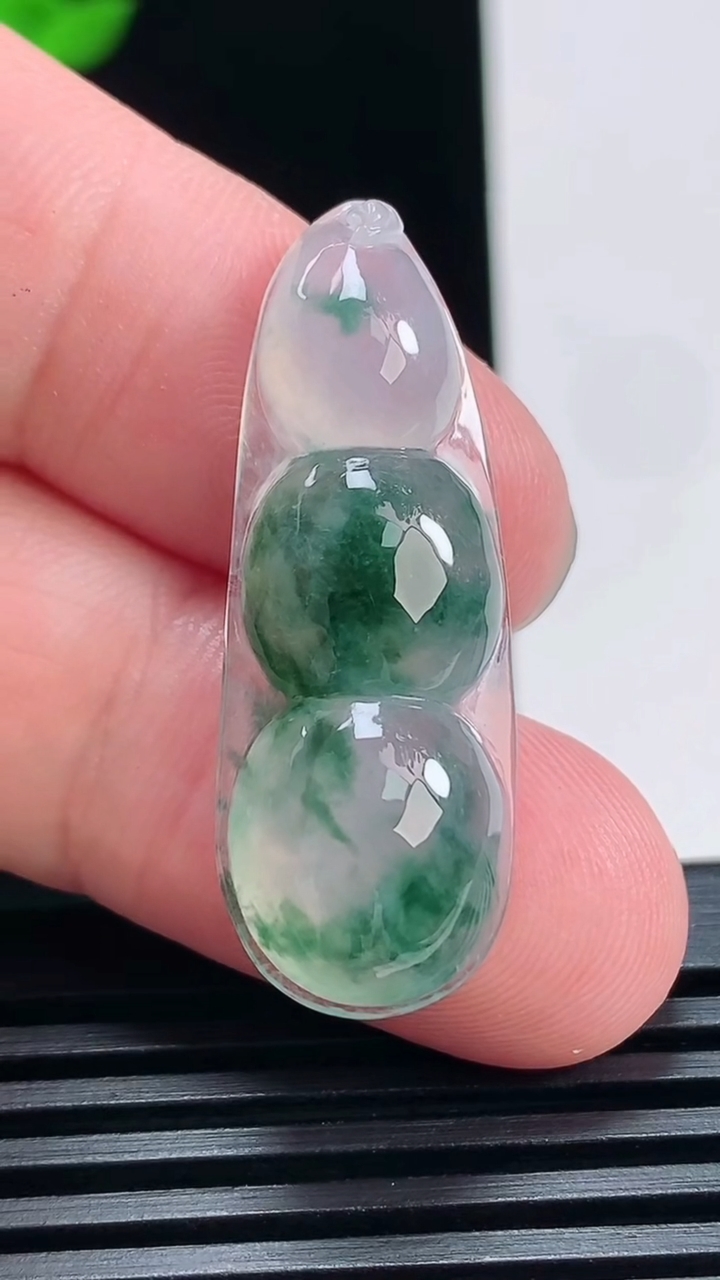 天然A货翡翠冰种飘花福豆吊坠，尺寸35-13-7 重量:5.00g
6月30日