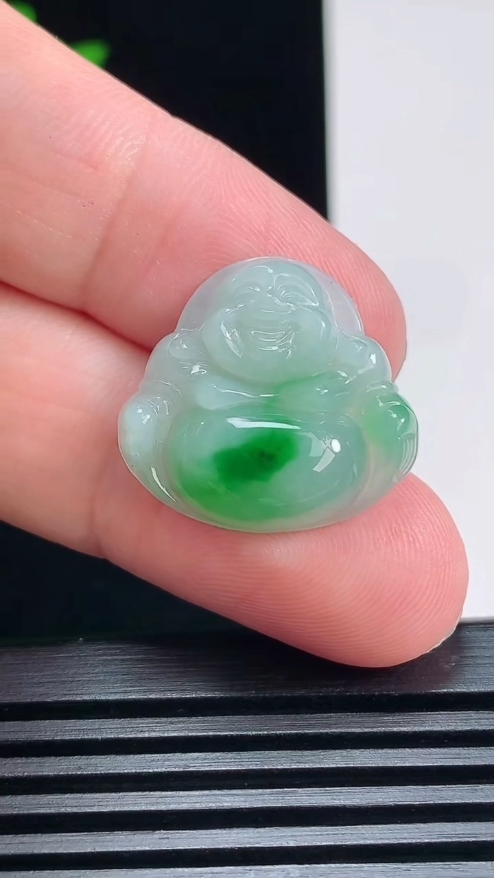 天然A货翡翠佛公吊坠，尺寸20-21.5-5.5 重量:3.56g
6月30日