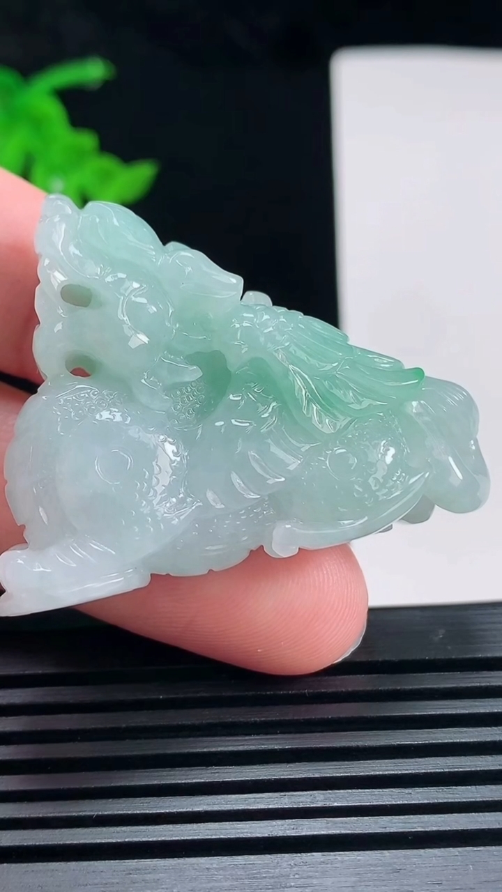天然A货翡翠飞天貔貅吊坠，尺寸43.5-36.6-12 重量:26.70g
6月30日