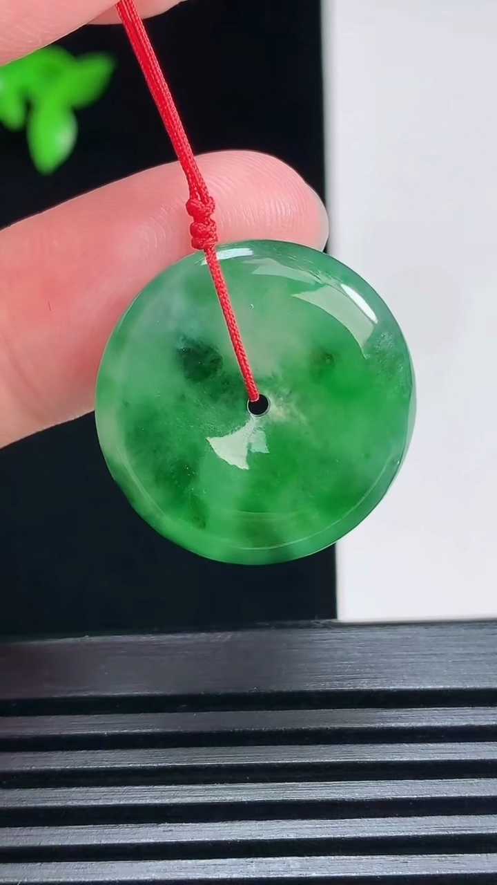 天然A货翡翠平安扣吊坠，尺寸22.6-3.5 重量:4.00g
6月30日