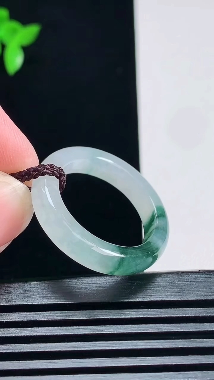 天然A货翡翠飘花玉指环 戒指，尺寸20.5-5.2-3.6 重量:4.62g2026年6月30日
工厂直销收藏佳品,种好水足，色泽均匀，有种有色，上手高大气！