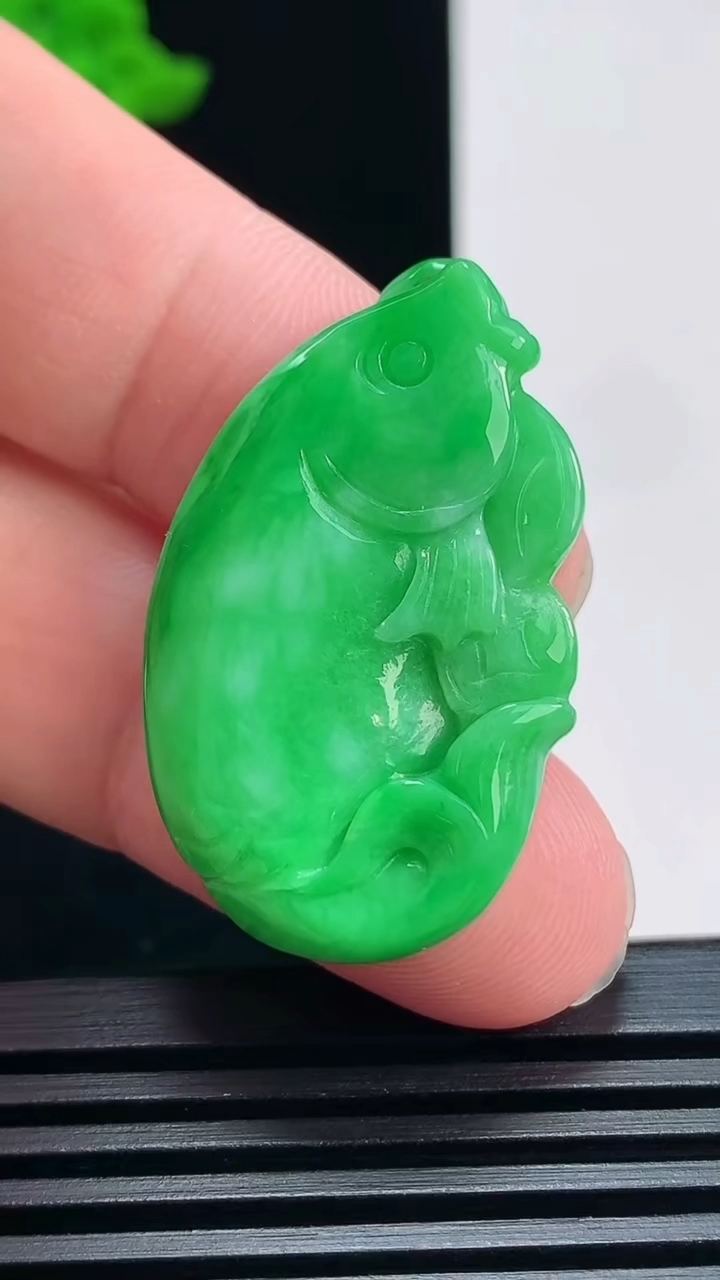 天然A货翡翠年年有余吊坠，尺寸35-21.6-5.8 重量:8.05g
6月30日