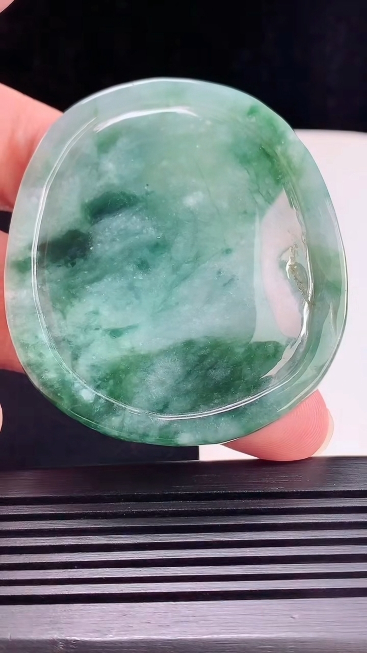 天然A货翡翠飘花大鹏展翅吊坠，尺寸61-53.6-10 重量:56.68g H30
6月30日