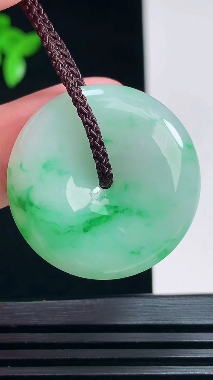 天然A货翡翠平安扣吊坠，尺寸28.6-6 重量:10.61g
6月30日