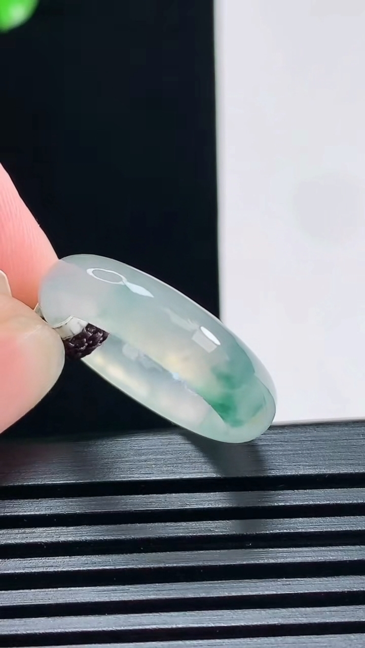 天然A货翡翠冰种飘花玉指环 戒指 尺寸17.2-5.6-3.5 重量:3.87g2026年6月30日
工厂直销收藏佳品,种好水足，色泽均匀，有种有色，上手高大气！