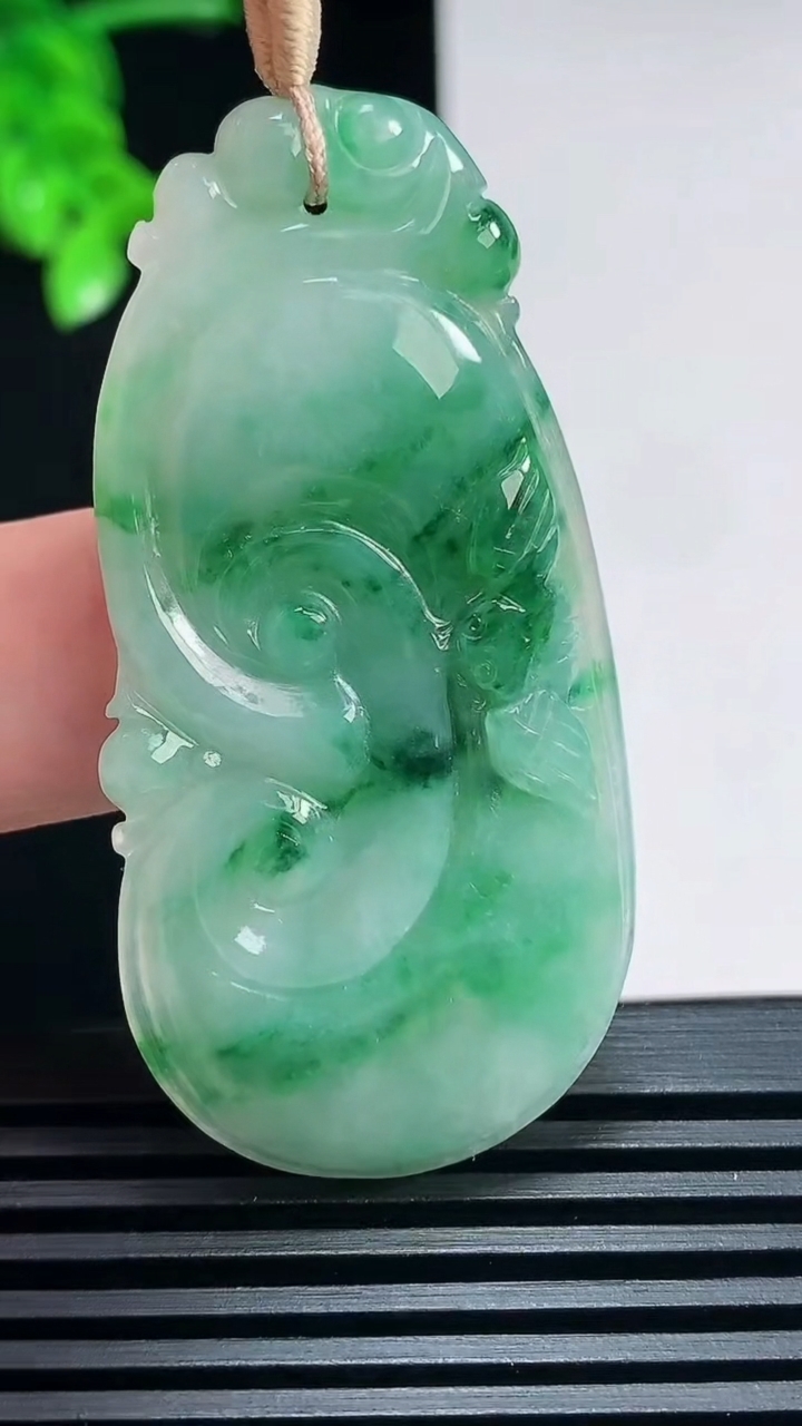 天然A货翡翠如意吊坠，尺寸53.2-26-5 重量:12.24g
6月30日