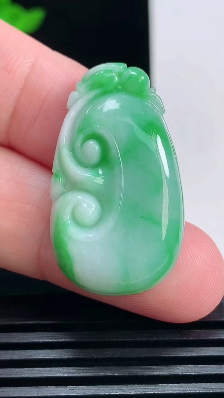 天然A货翡翠如意吊坠，尺寸33.6-19.5-5.2 重量:7.00g
6月30日
