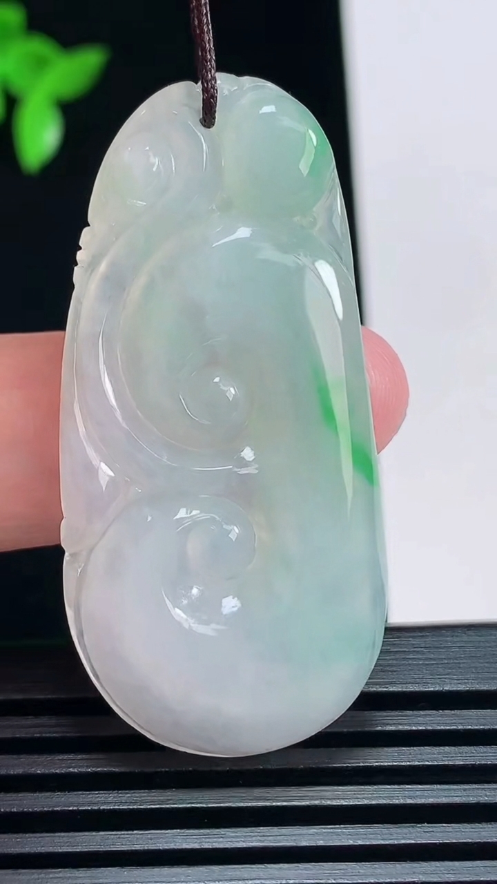 天然A货翡翠如意吊坠，尺寸46.5-22-5.2 重量:9.66g
6月30日
