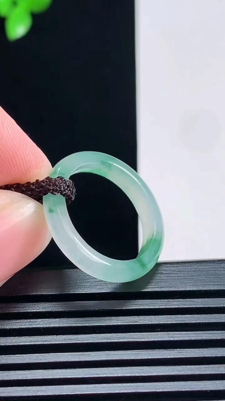 天然A货翡翠冰种飘花玉指环 戒指，尺寸18-3.6-2.8 重量:2.00g2026年6月30日
工厂直销收藏佳品,种好水足，色泽均匀，有种有色，上手高大气！