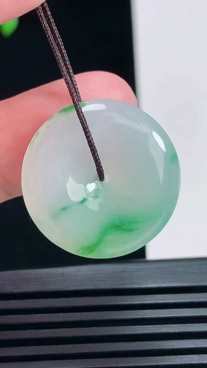 天然A货翡翠平安扣吊坠，尺寸23.5-5 重量:5.28g
6月30日