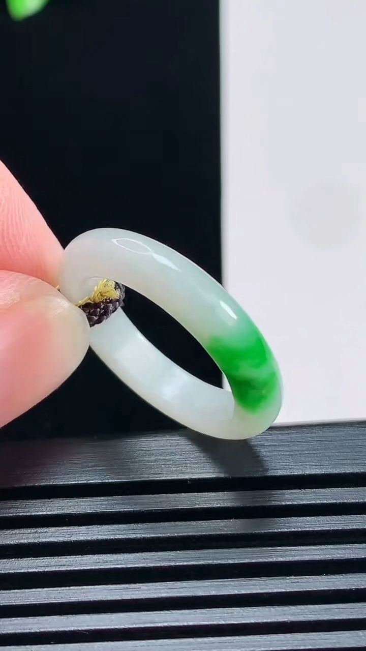 天然A货翡翠玉指环 戒指，尺寸18.3-4.2-3.2 重量:3.07g2026年6月30日
工厂直销收藏佳品,种好水足，色泽均匀，有种有色，上手高大气！