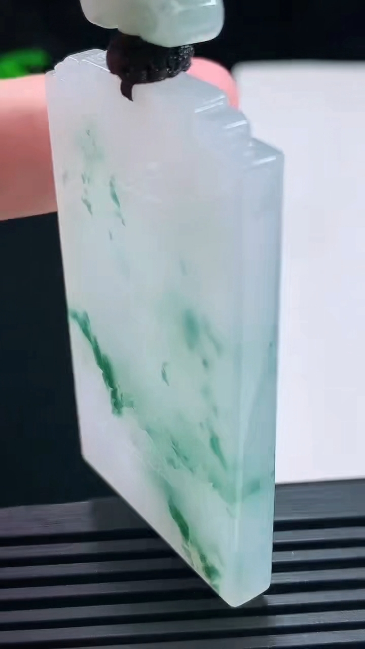 天然A货翡翠种飘花仿古无事牌吊坠，尺寸58-33.5-6 重量:44.79g
6月30日