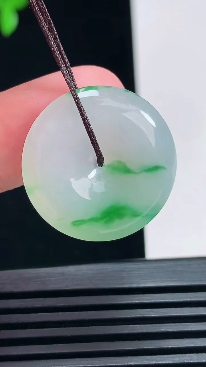 天然A货翡翠平安扣吊坠，尺寸23.5-5 重量:5.28g
6月30日