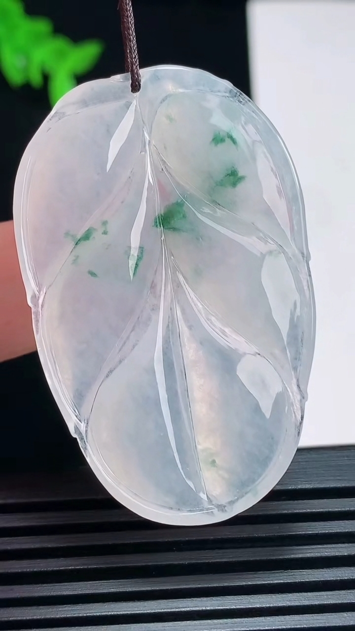 天然A货翡翠冰种飘花金枝玉叶 叶子吊坠，尺寸48-30.5-5 重量:13.83g
6月30日