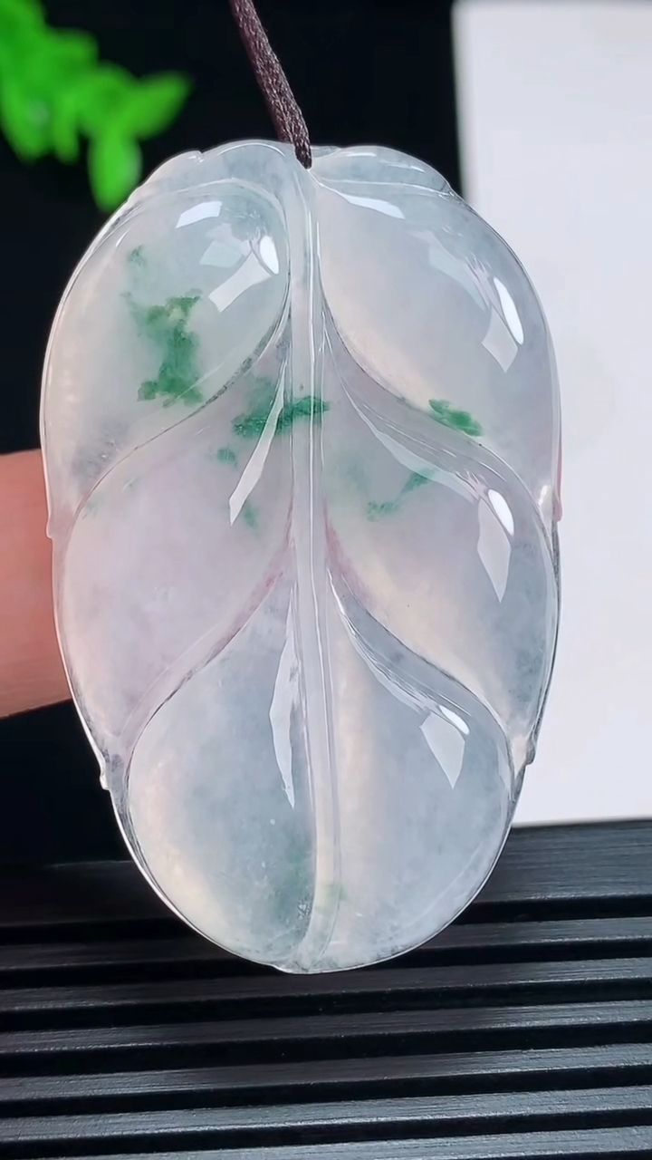 天然A货翡翠冰种飘花金枝玉叶 叶子吊坠，尺寸48-30.5-5 重量:13.83g
6月30日