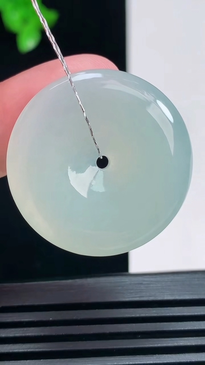 天然A货翡翠平安扣吊坠，尺寸29.2-5.2 重量:10.00g
6月30日