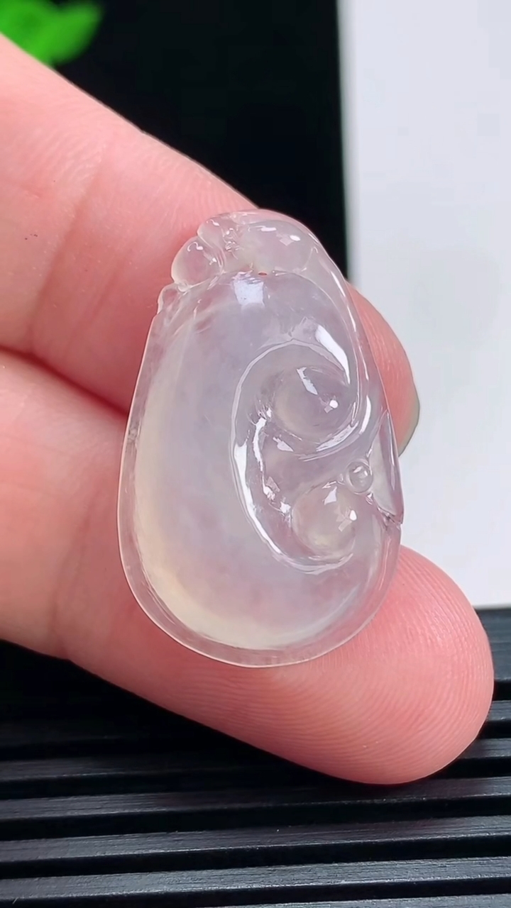 天然A货翡翠如意吊坠，尺寸29-18-5 重量:3.69g
6月30日