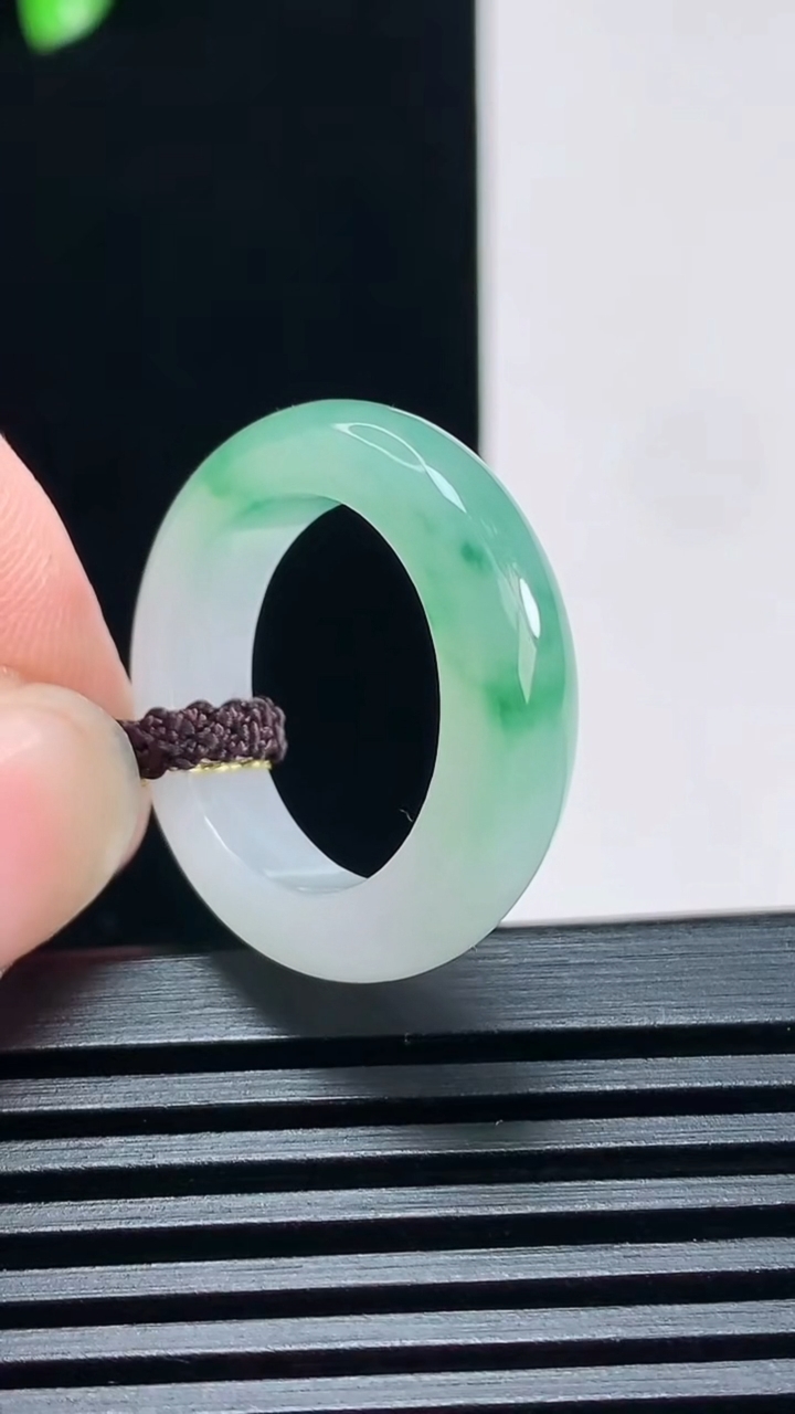 天然A货翡翠玉指环 戒指，尺寸17.3-5.2-4 重量:4.46g2026年6月30日
工厂直销收藏佳品,种好水足，色泽均匀，有种有色，上手高大气！